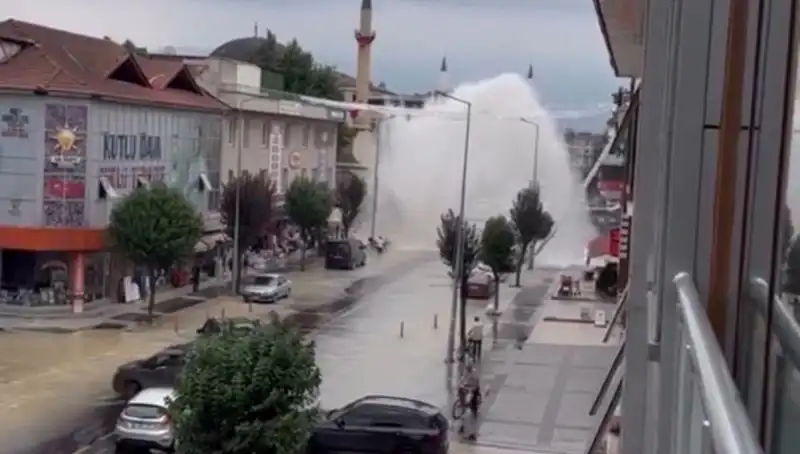 İçme Suyu Hattı Patladı: Şehirde Su Şelalesi Görüntüsü Ortaya Çıktı