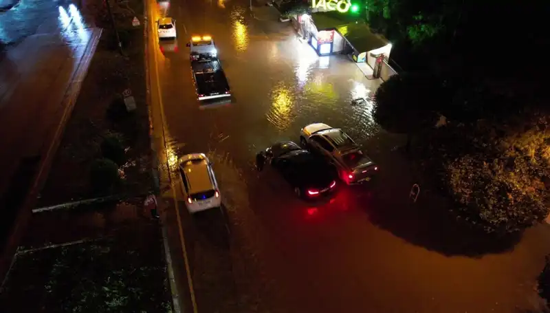 : Adana’da Şiddetli Yağışlar Cadde ve Yolları Sular Altında Bıraktı
