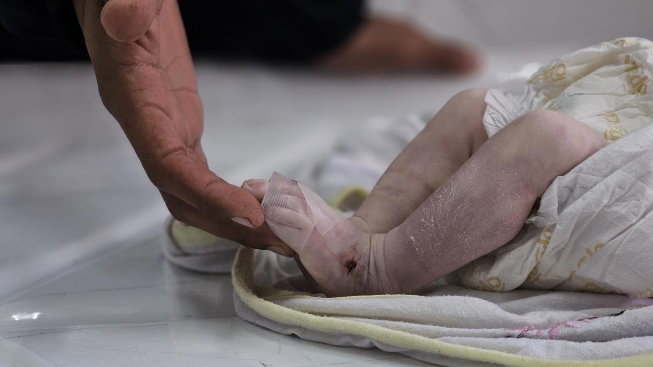 Gazze'de Çadırlarda Nöbet Tutarak Çocuklarını Koruyan Aileler