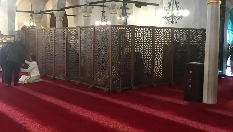 Anlamlı Bir Davet: Kadın ve Erkeklerin Teravih Namazı Yan Yana Kıldığı Anlar