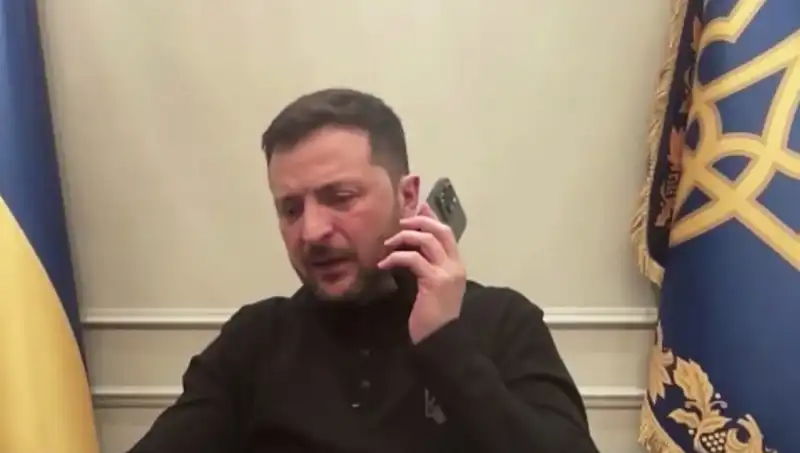 Zelenski'nin Basın Toplantısında Macron'dan Sıra Dışı Telefon Görüşmesi