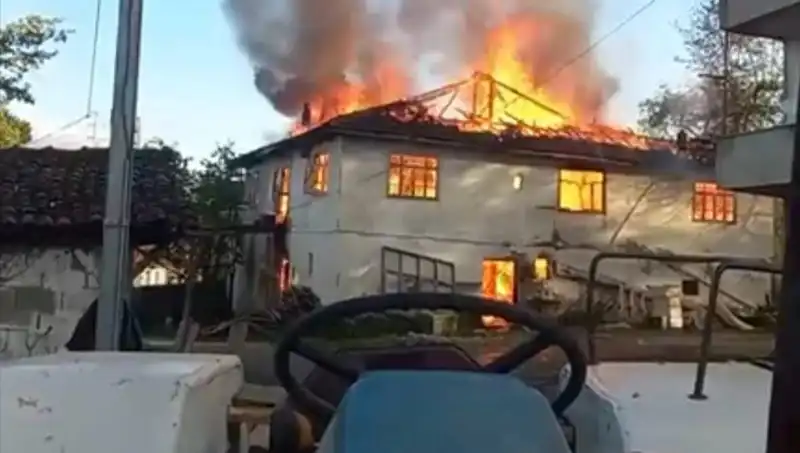 İki Katlı Evde Çıkan Yangın, Yürekleri Ağızlara Getirdi: Olayın Detayları Ortaya Çıktı