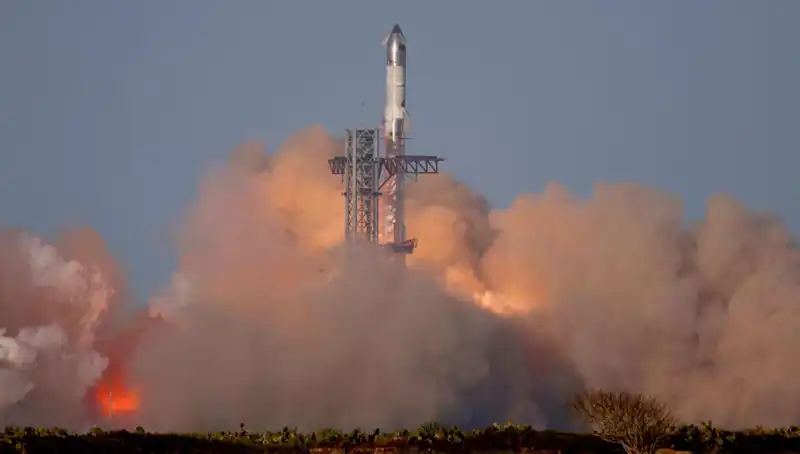 SpaceX, Starship ile Uzaya Bir Adım Daha Yaklaştı: 8. Test Uçuşu Başarıyla Gerçekleşti