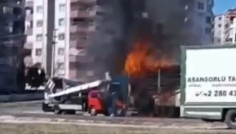 TIR'da Çıkan Yangın, Yangın Söndürme Ekipleriyle Sonunda Kontrol Altına Alındı