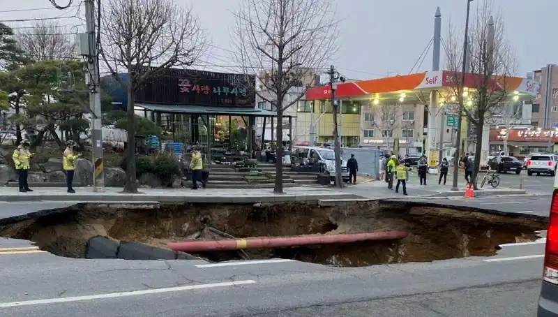 Güney Kore’de Motosiklet Kazası: Dev Çukur Korkutuyor, 1 Kayıp!