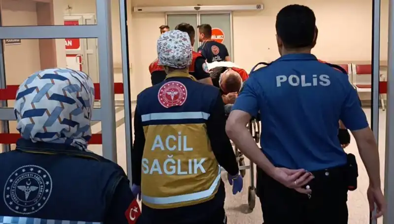 Trafikte Şok Gelişme: İki Yaralı, Polis Ekipleri Kaza Yaptı!
