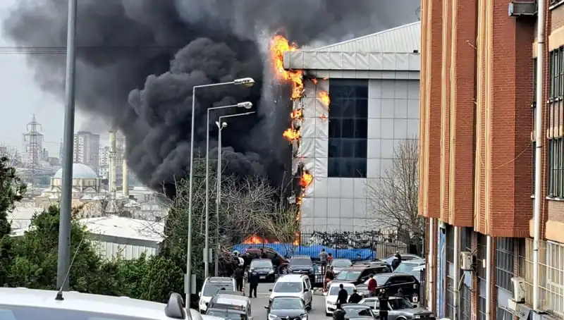 Başakşehir Sanayi Sitesinde Korkutan Yangın: Yangın Anından Sonraki Gelişmeler