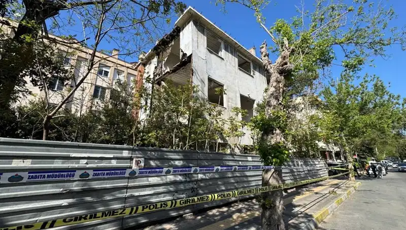 Bakırköy'de Metruk Bina Depremle Çöktü: Şok Eden Görüntüler Ortaya Çıktı