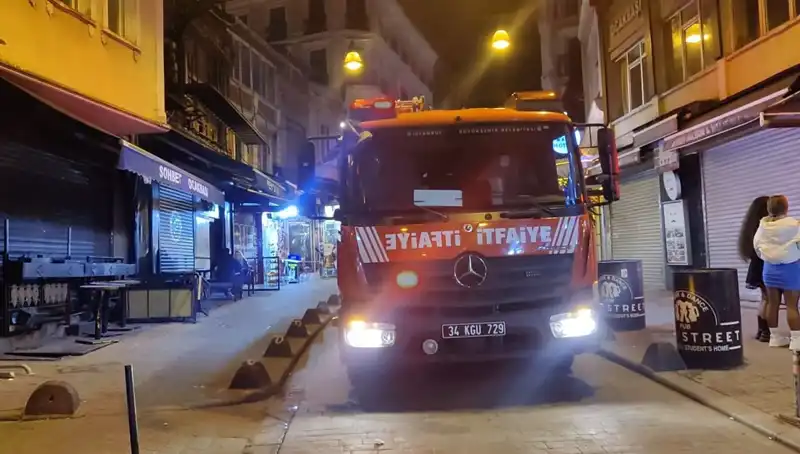 Beyoğlu’nda Asansör Boşluğuna Düşen Müşteri Hastaneye Kaldırıldı!