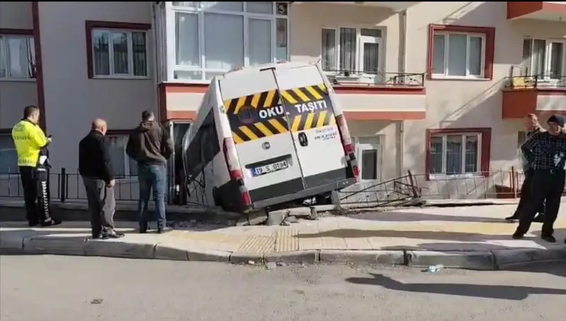 Okul Servisi Balkon Çökerken İki Öğrenci Yaralandı