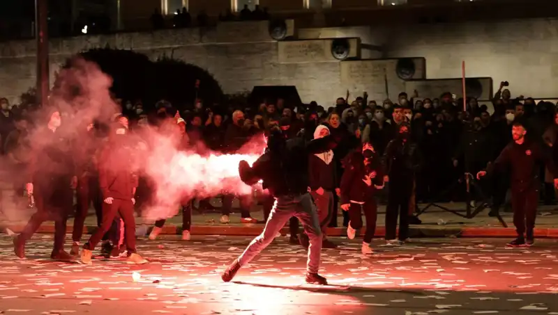 Yunanistan’da Gensoru Krizi: Atina Sokaklarında Protesto Gösterileri Çığ Gibi Büyüyor