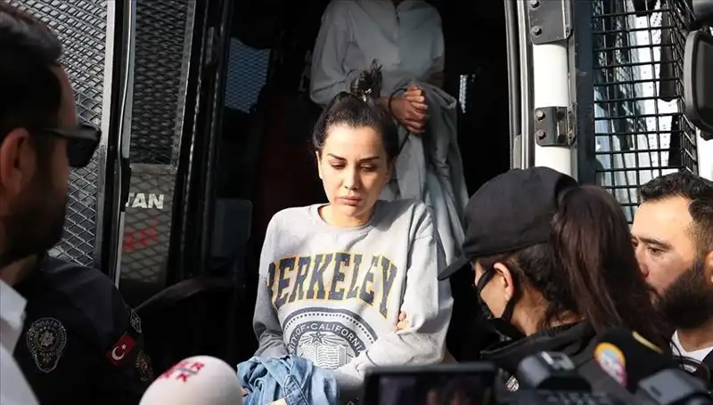 Dilan Polat'ın Instagram Hesabı Neden Kapandı? Tüm Detaylar Burada!