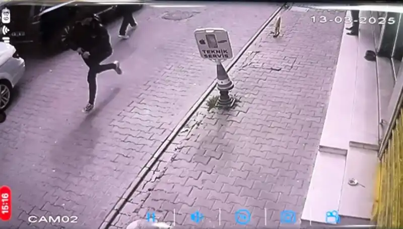 İstanbul'da Kan Donduran Silahlı Saldırı: Bacağından Vurulan Genç Hayata Tutunmaya Çalışıyor