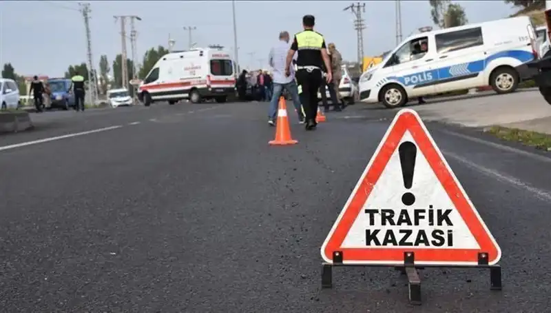 Antalya'da Trafik Kazası: Otomobil Kanalda Devrildi, İki Yaralı