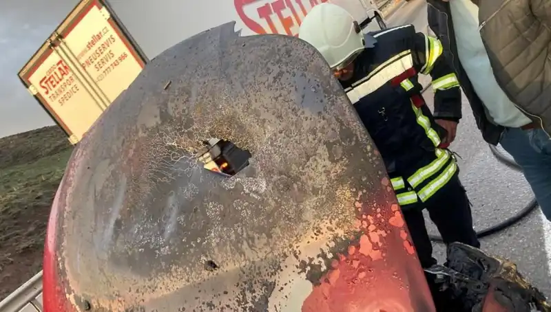 Seyir Halindeki Otomobil Alev Alev Yandı: Sürücünün Hayatı Kıl Payı Kurtuldu