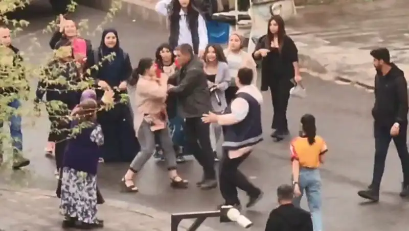 Adliye Önünde Tekmeli Yumruklu Kavga: Olayın Detayları Ortaya Çıktı