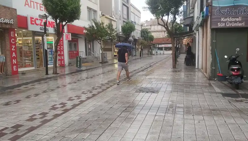 Kırklareli'de Aniden Bastıran Sağanak Yağışlar Hayatı Olumsuz Etkiledi