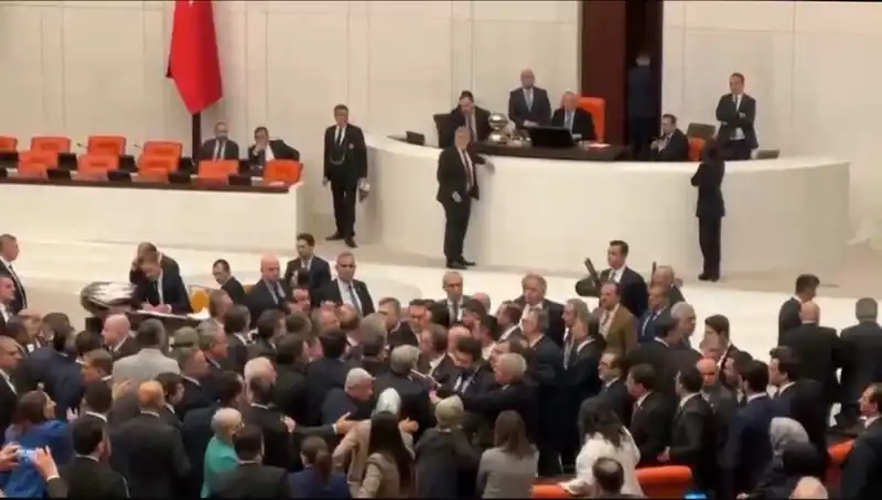 Mecliste Tartışma Büyüdü: Emekli İkramiyeleri İçin Kavga Ortaya Çıktı