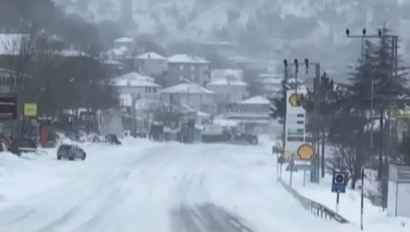 Sertavul Geçidi'nde Kar Ve Sis Etkisi: Ulaşım Engellendi!