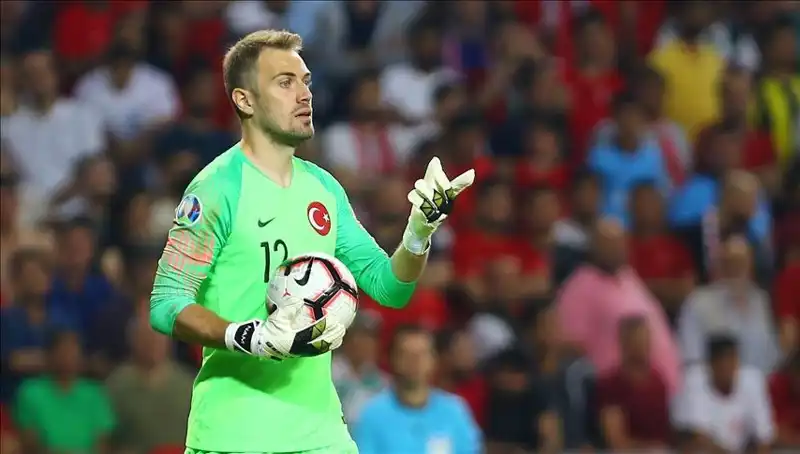 Mert Günok'tan Futbolseverlere Duygu Dolu Açıklama: Futbolu Bırakacağı Yaşı Paylaştı