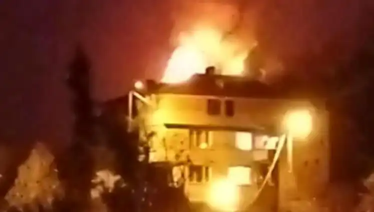 Saman Dolu Çatıda Yangın: Mahalleli Sokağa Döküldü, Panik İçinde