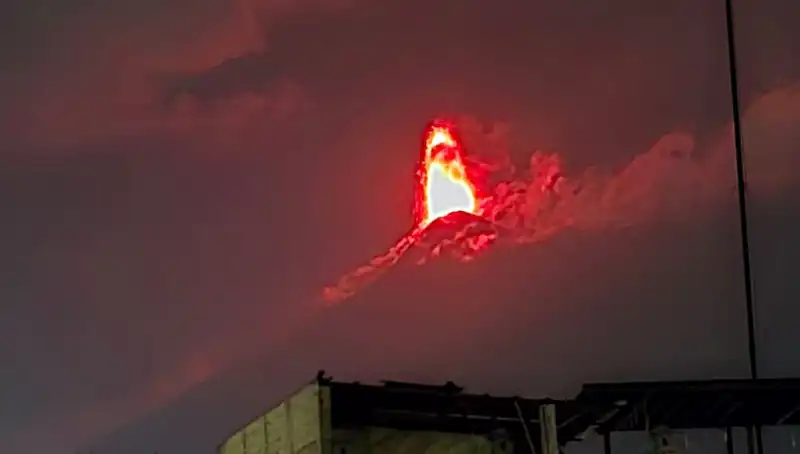 Fuego Yanardağı'ndan Patlama: 30 Bin Kişilik Tahliye Süreci Başladı!