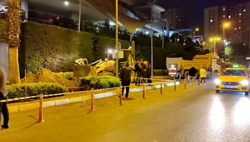 AVM Girişinde Doğalgaz Paniği: Kalabalıkta Kaos Anları Yaşandı!