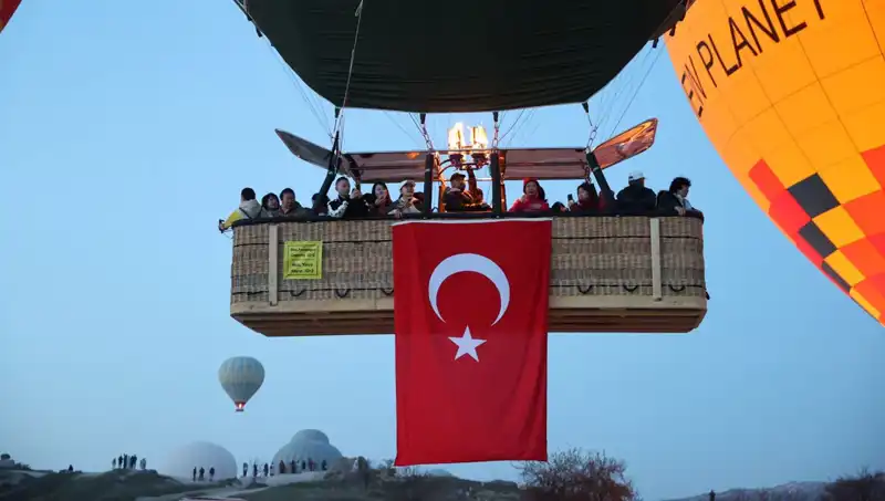Kapadokya'da 23 Nisan Coşkusu: Balonlar Türk Bayrağıyla Havalandı