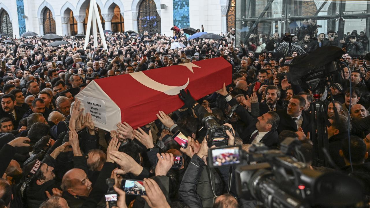 Türk Sanat Müziği'nin Unutulmaz İsmi Ferdi Tayfur Son Yolcuğuna Uğurlandı
