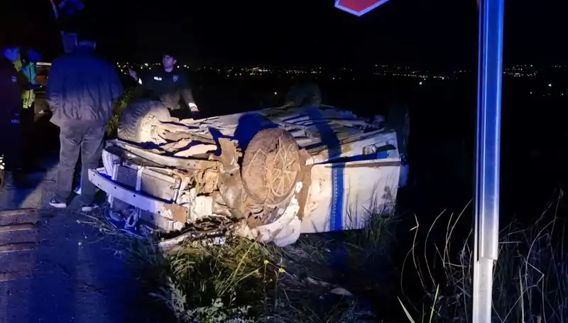 Otomobil Şarampole Devrildi: Korkunç Kaza 1 Can Aldı, 3 Yaralı!