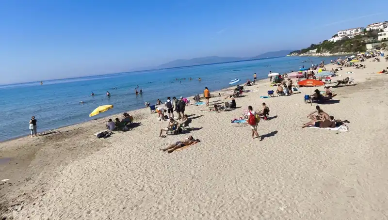 Sıcak Hava Dalgası Plajları Doldurdu: Tatilciler Suya Akın Etti!