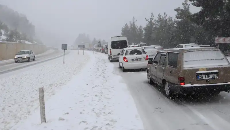 Denizli-Antalya Kara Yolunda Buruk Kış Manzarası: Kar Trafiği Felç Etti