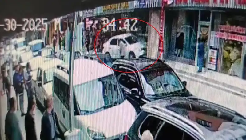 Alkollü Sürücü Mağazaya Dalınca İki Çocuk Son Anda Kurtarıldı!