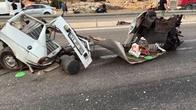 Bir Bariyere Çarpan Araç, Korkunç Bir Kazanın Ardında Hurda Yığınına Döndü
