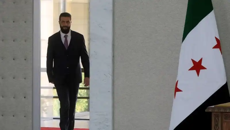 Paris'te Şara-Macron Zirvesi: Fransa Suriye'nin Yeni İnşasında Lider Olacak mı?