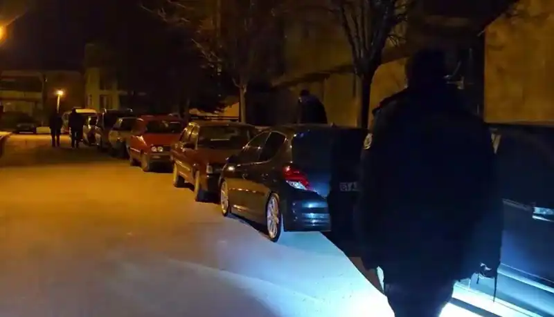 Park Halindeki Araçları Çizen Şüpheliler Kaçarken Yakaladı