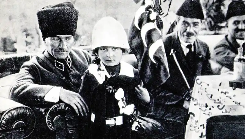 Unutulmaz Fotoğraf: O Şapkanın Altında Bayramın Hikayesi