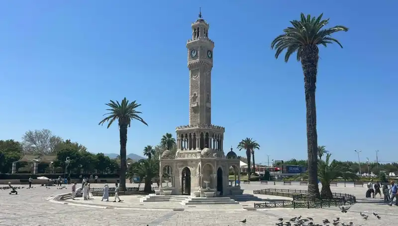 İzmir’de Sıcak Hava Dalgası: Meydanlar Sahipsiz Kaldı!