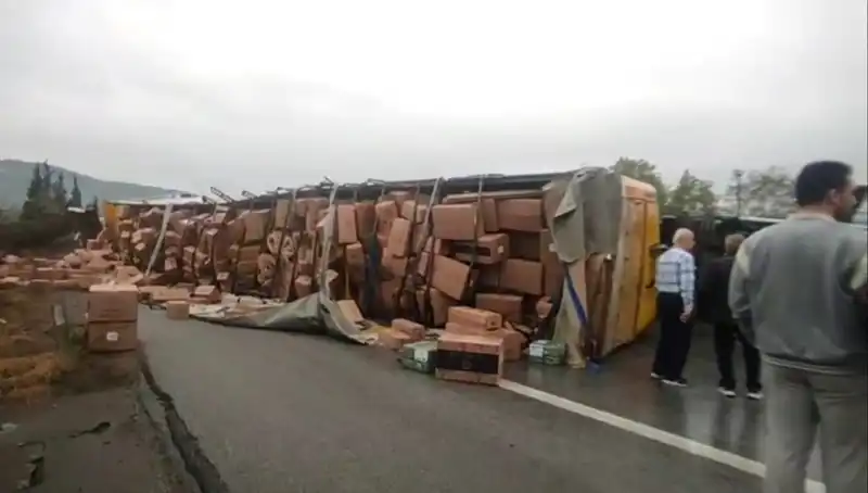 Bugün TEM Otoyolu’nda TIR Kazası: Ankara Yolu Trafiğe Kapatıldı!