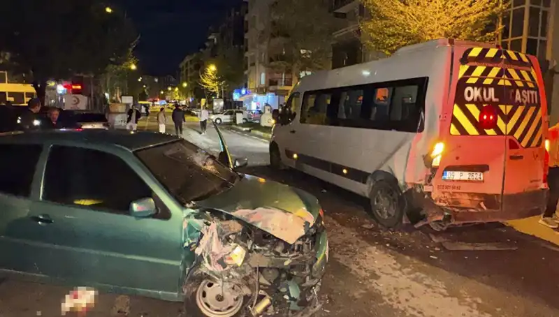 ** Sıcak Gelişme: Otomobil Servis Minibüsüne Çarpınca 6 Kişi Yaralandı!**