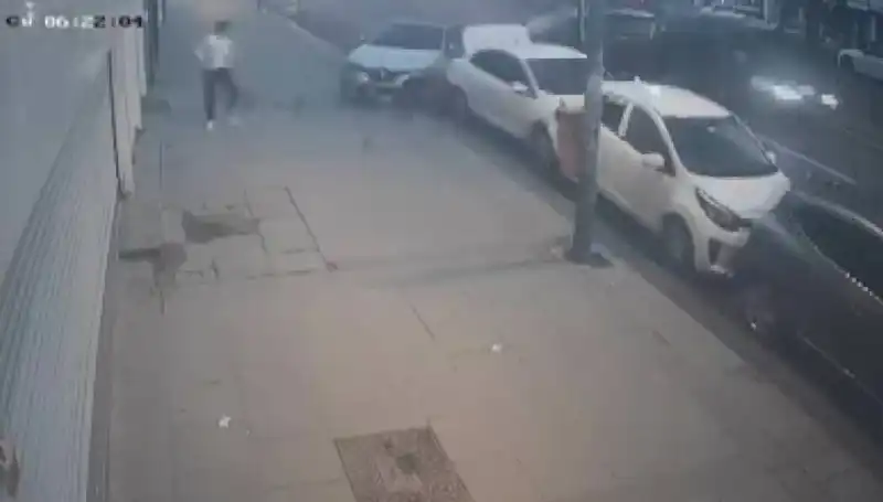 Direksiyon Hakimiyetini Kaybeden Şoför, Park Halindeki Araçlara Çarptı!