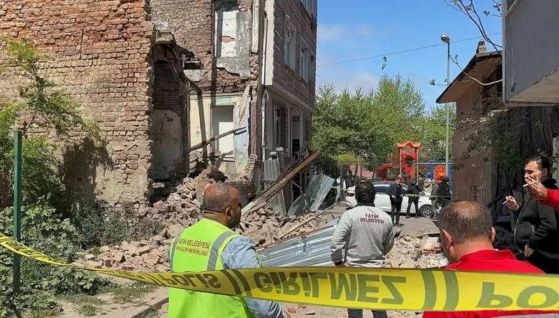 Fatih'teki Deprem Sonrası Çöken Bina: Can Kaybı ve Yaralılar!