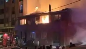 Gaziosmanpaşa'da Yangın Korkuttu: İki Bina Küle Döndü
