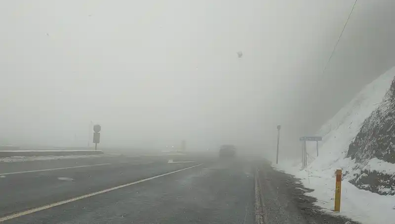 Bolu Dağı'ndaki Kar ve Sis, Ulaşımı Tamamen Alt Üst Etti