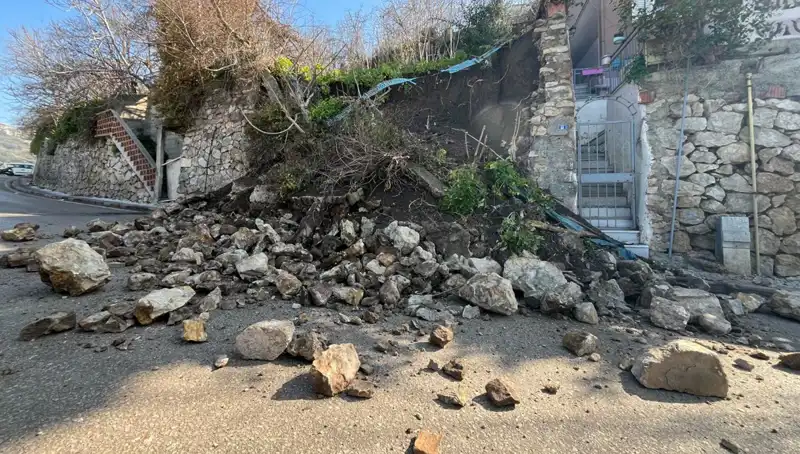 İstinat Duvarı Çöktü: Şehir Merkezi Trafik Kaosuna Neden Oldu!