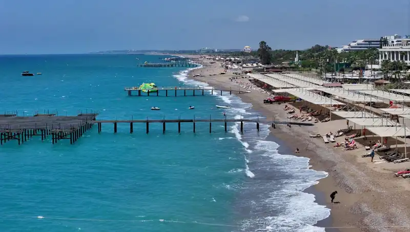 Antalya Sahilleri: Güneşli Hava ve Yaz Atmosferi İle Neşeli Günler