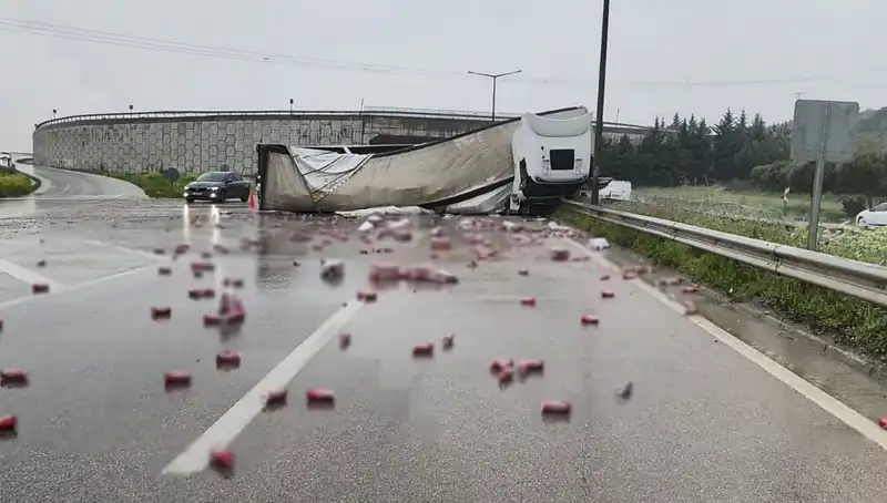Büyük Kaza: TIR Devrildi, Yola İçki Saçıldı!