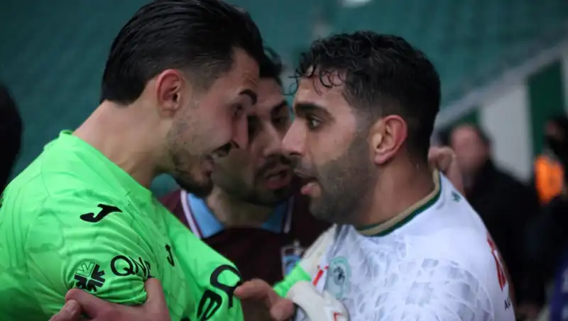 Konyaspor-Trabzonspor Maçında Gergin Anlar: Futbolcular Arasında Kavga Çıktı