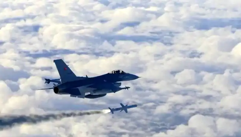 F-16 EDPOD Tüm Testleri Geçerek Havacılığın Geleceğini Şekillendiriyor
