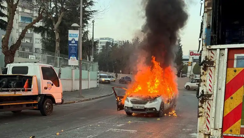 Korkunç Kaza: Alev Alev Yanan Araç Diğer Otomobillere Çarptı